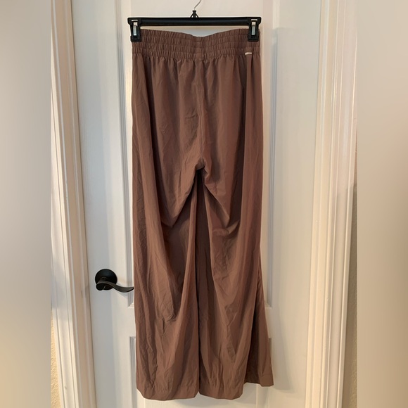 Vuori Villa Wideleg Pant | Chocolate | Medium | Regular Inseam | NWOT | Women’s - Picture 10 of 16